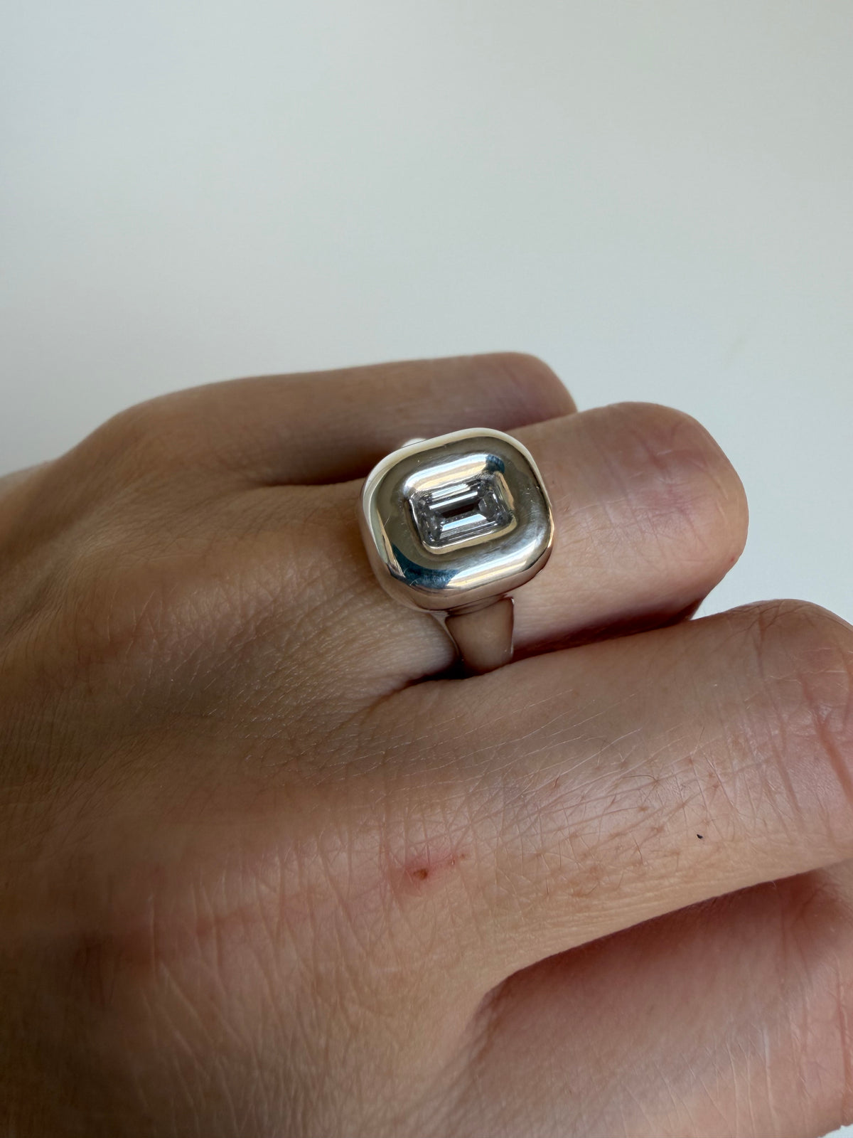 The diamond capsule ring in silver with emerald cut 6*4 certified diamond