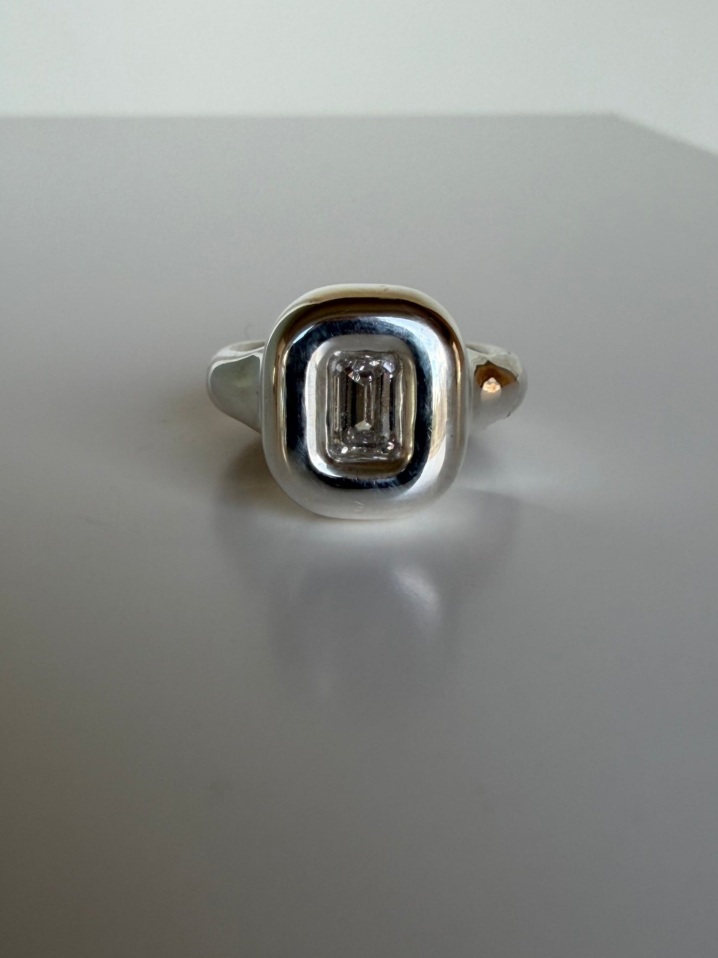 The diamond capsule ring in silver