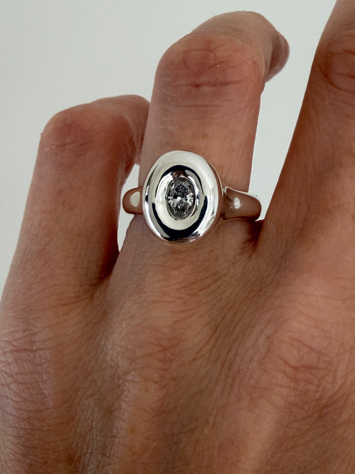 The diamond capsule ring in silver with oval 6*4 certified diamond