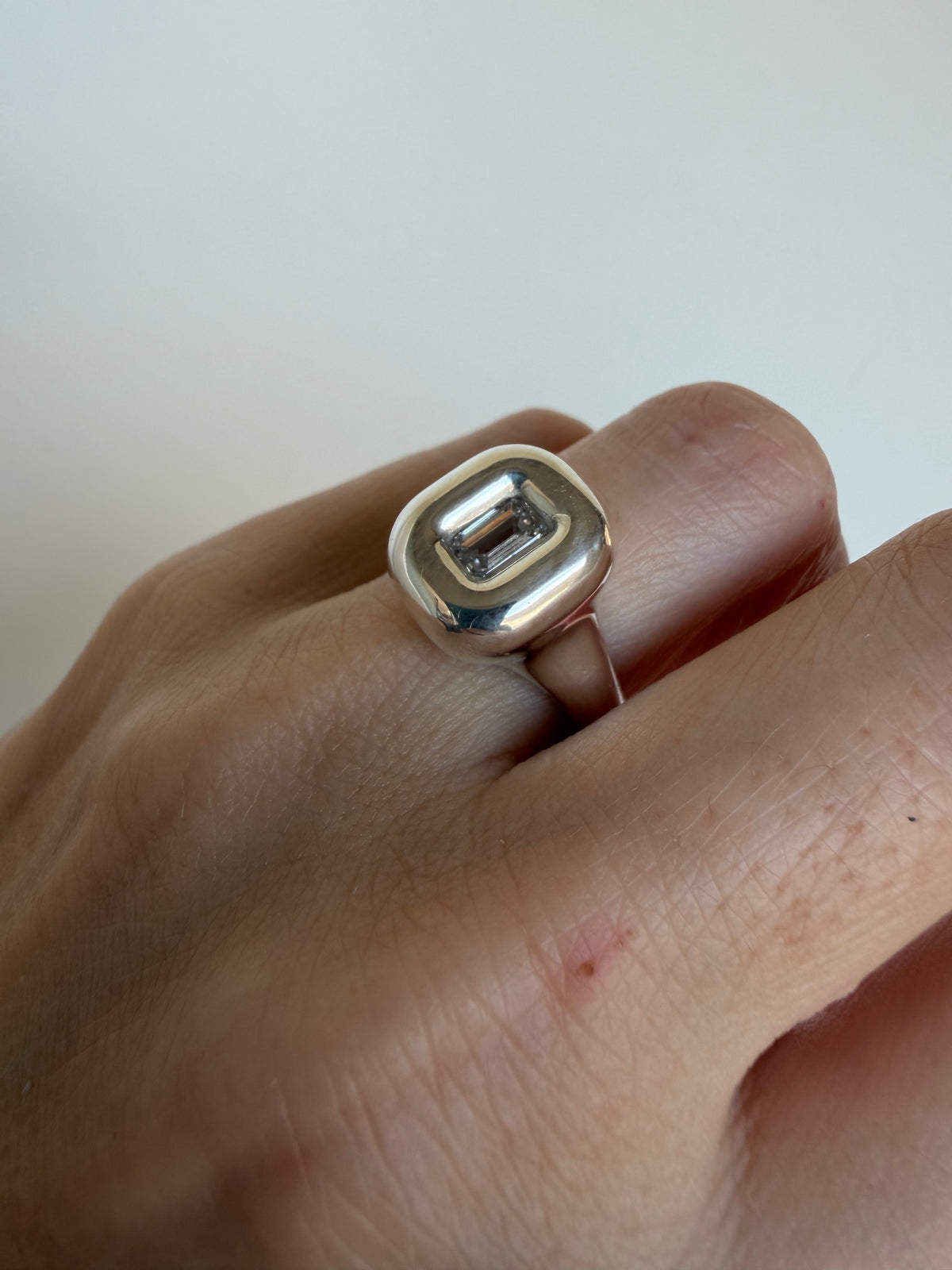 The diamond capsule ring in silver with emerald cut 6*4 certified diamond