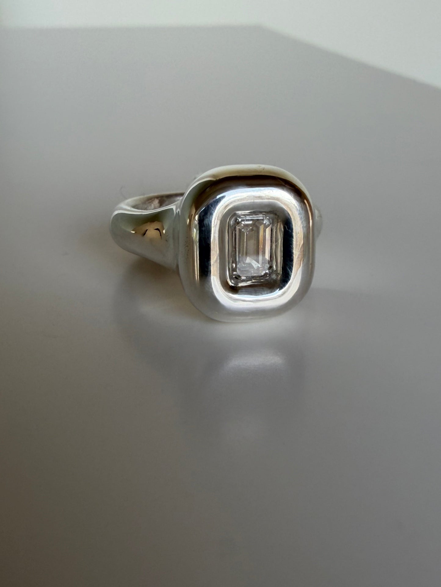 The diamond capsule ring in silver