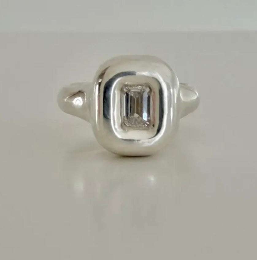 The diamond capsule ring in silver with emerald cut 6*4 certified diamond