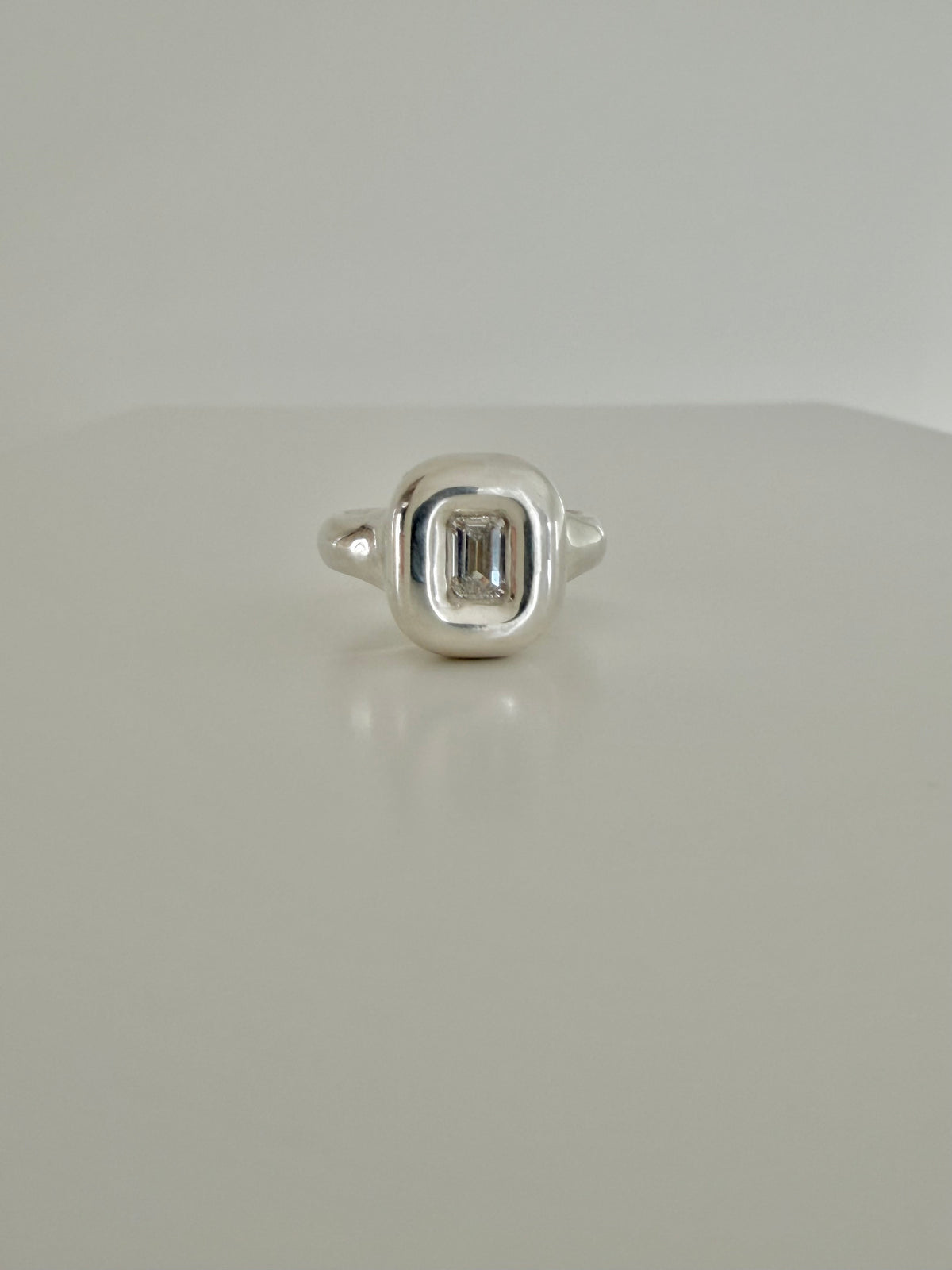 The diamond capsule ring in silver with emerald cut 6*4 certified diamond