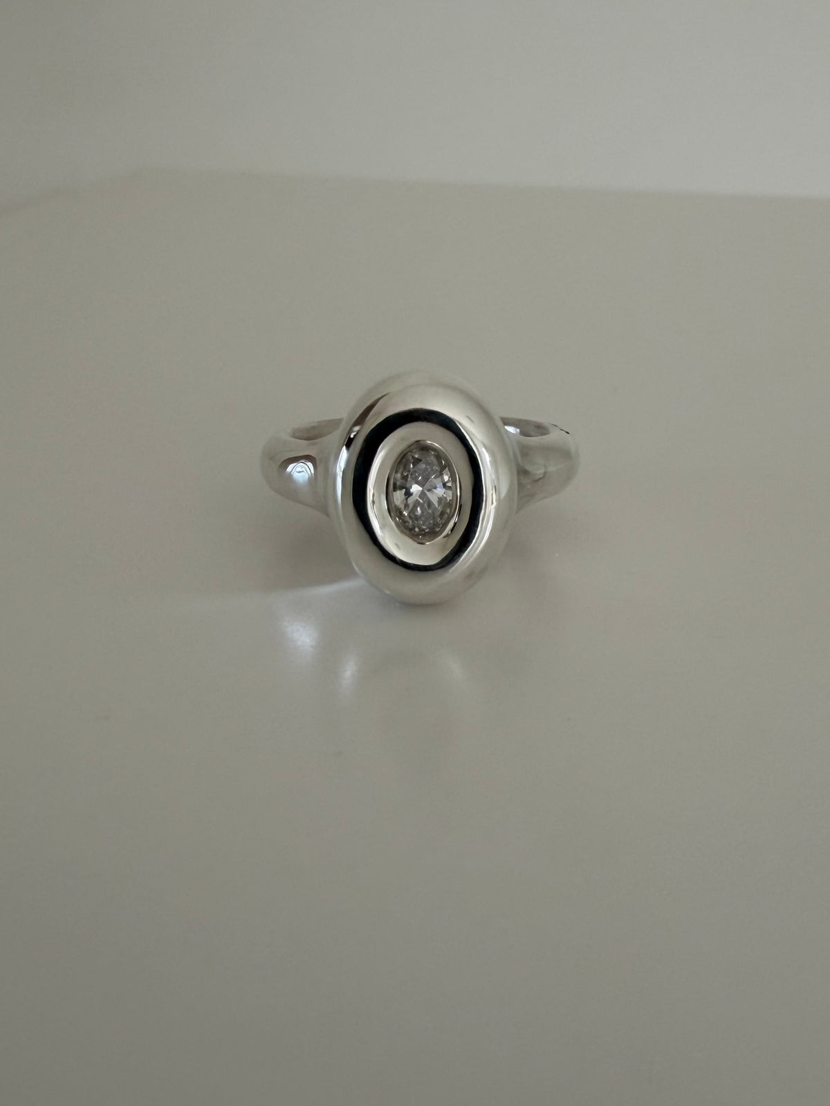 The diamond capsule ring in silver with oval 6*4 certified diamond