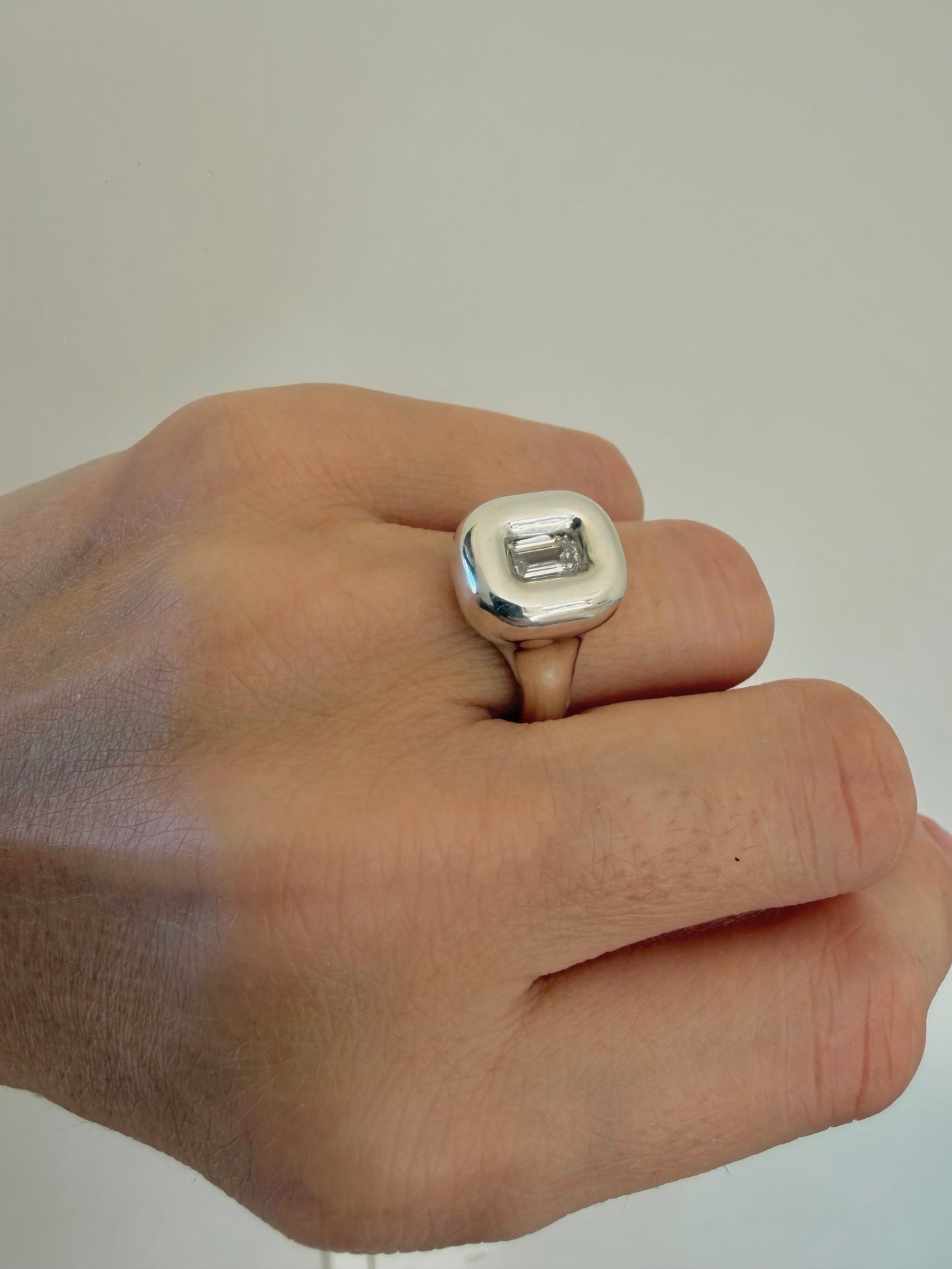 The diamond capsule ring in silver