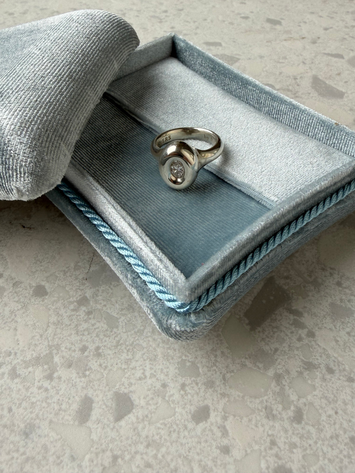 The diamond capsule ring in silver with oval 6*4 certified diamond
