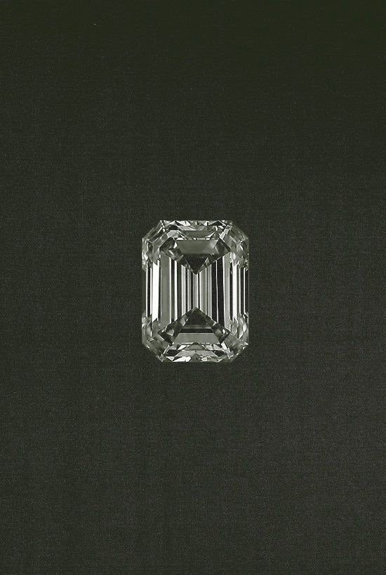 The diamond capsule ring in silver with emerald cut 6*4 certified diamond