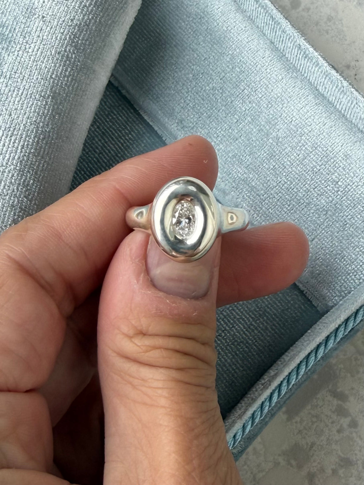 The diamond capsule ring in silver with oval 6*4 certified diamond