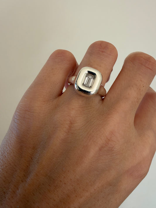 The diamond capsule ring in silver