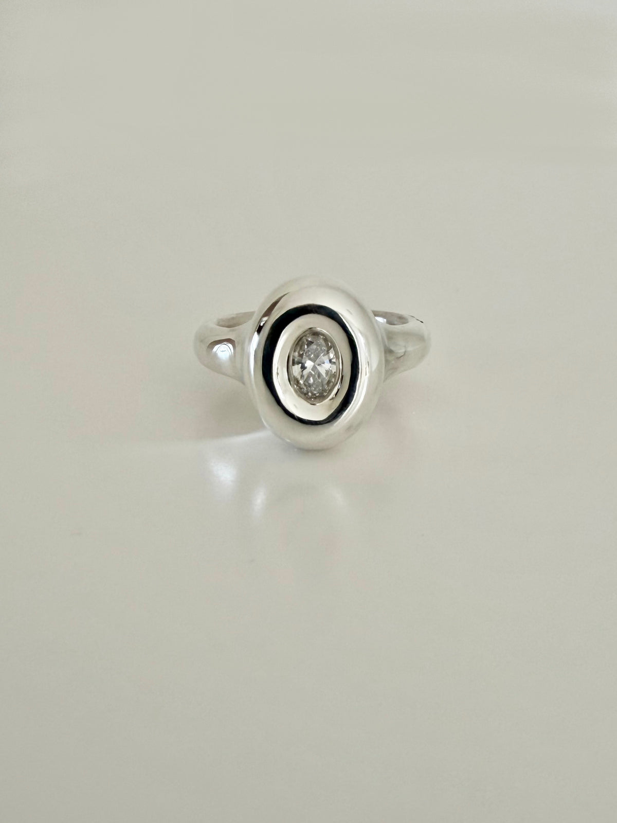 The diamond capsule ring in silver with oval 6*4 certified diamond