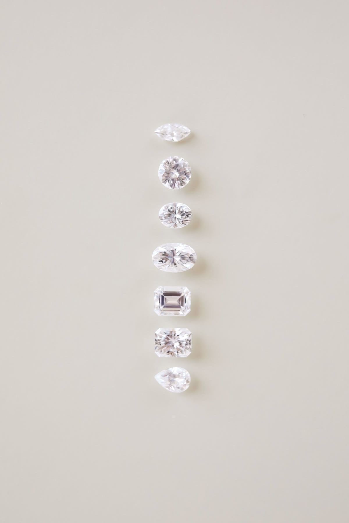 The diamond capsule ring in silver with oval 6*4 certified diamond
